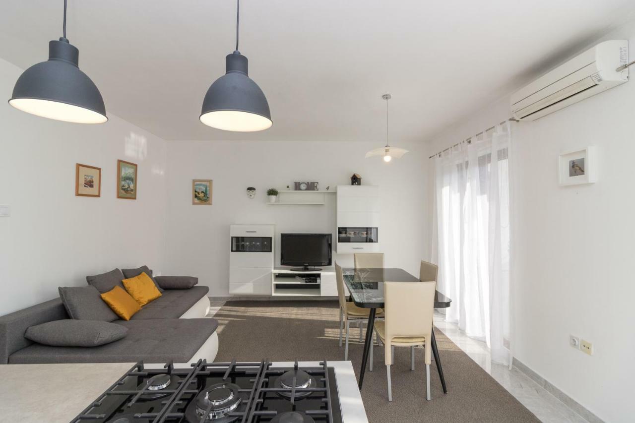 Apartment Beautiful Garden By Rent Istria Porec Bagian luar foto