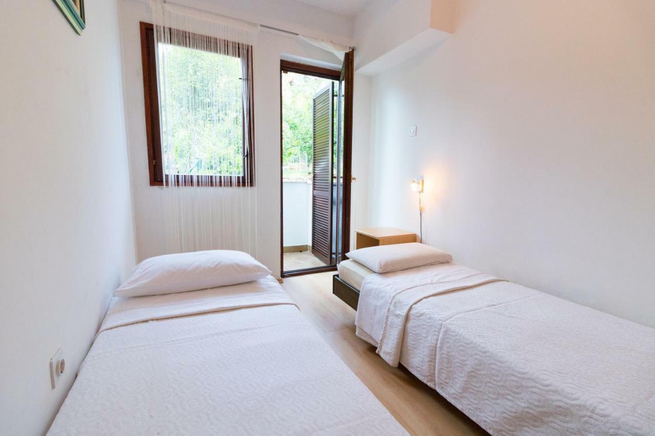 Apartment Beautiful Garden By Rent Istria Porec Bagian luar foto
