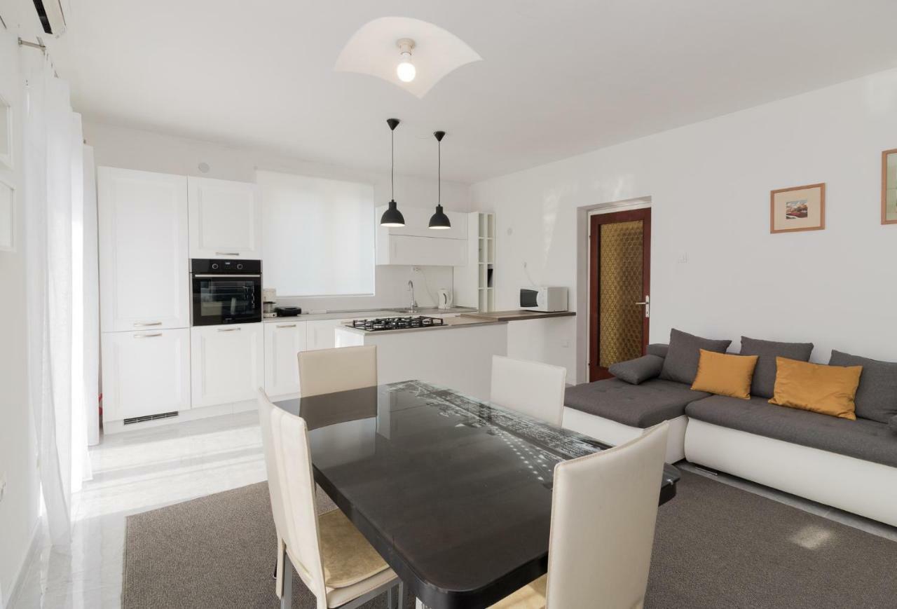 Apartment Beautiful Garden By Rent Istria Porec Bagian luar foto